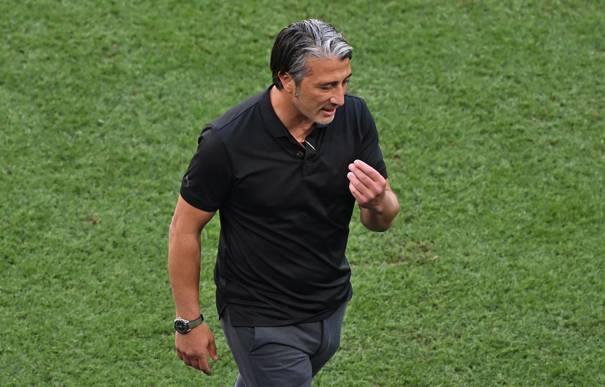 epa10324549 Head coach Murat Yakin of Switzerlan during the FIFA World Cup 2022 group G soccer match between Switzerland and Cameroon at Al Janoub Stadium in Al Wakrah, Qatar, 24 November 2022. EPA/No ...