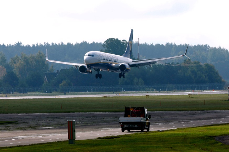 epa13255911 A Ryanair Boeing 737-8AS lands at Riga International Airport (RIX), in Riga, Latvia, 22 September 2026. The Irish low-cost airline Ryanair is set to increase its flight schedule in Riga. R ...