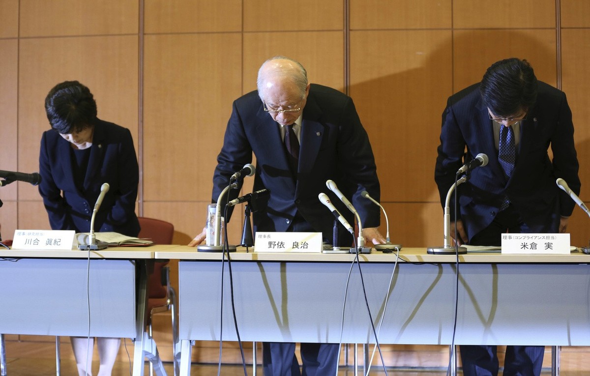 Japan's research institute RIKEN President Ryoji Noyori, center, RIKEN Executive Directors, Maki Kawai, left, and Minoru Yonekura, bow during a press conference in Tokyo Tuesday, April 1, 2014. S ...