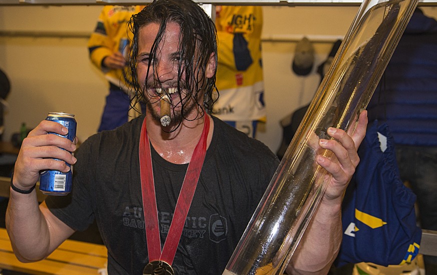 Der Davoser Dino Wieser feiert in der Garderobe nach dem fuenften Playoff-Finalspiel der National League A zwischen den ZSC Lions und dem HC Davos am Samstag, 11. April 2015, im Hallenstadion in Zueri ...