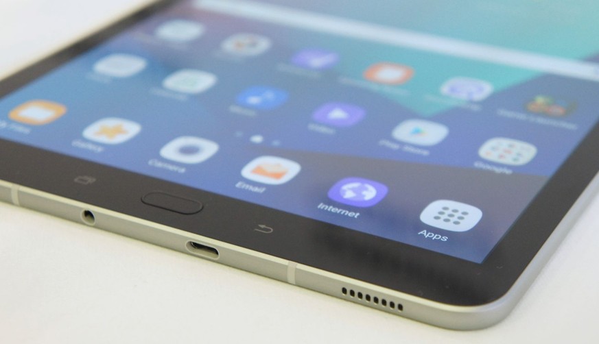 Samsung spendiert dem 429 Gramm schweren Tab S3 ein hochauflösendes Display (2048 Mal 1536 Pixel).