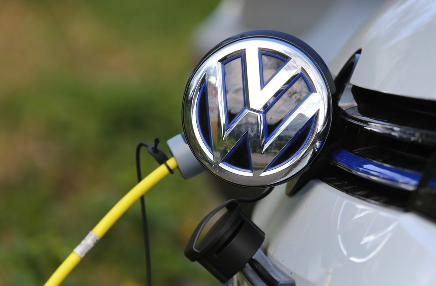 Ein Elektroauto von Volkswagen wird am 14.04.2017 an einer kommunalen Ladestation in Lohr am Main mit Strom geladen. (KEYSTONE/DPA/Karl-Josef Hildenbrand)