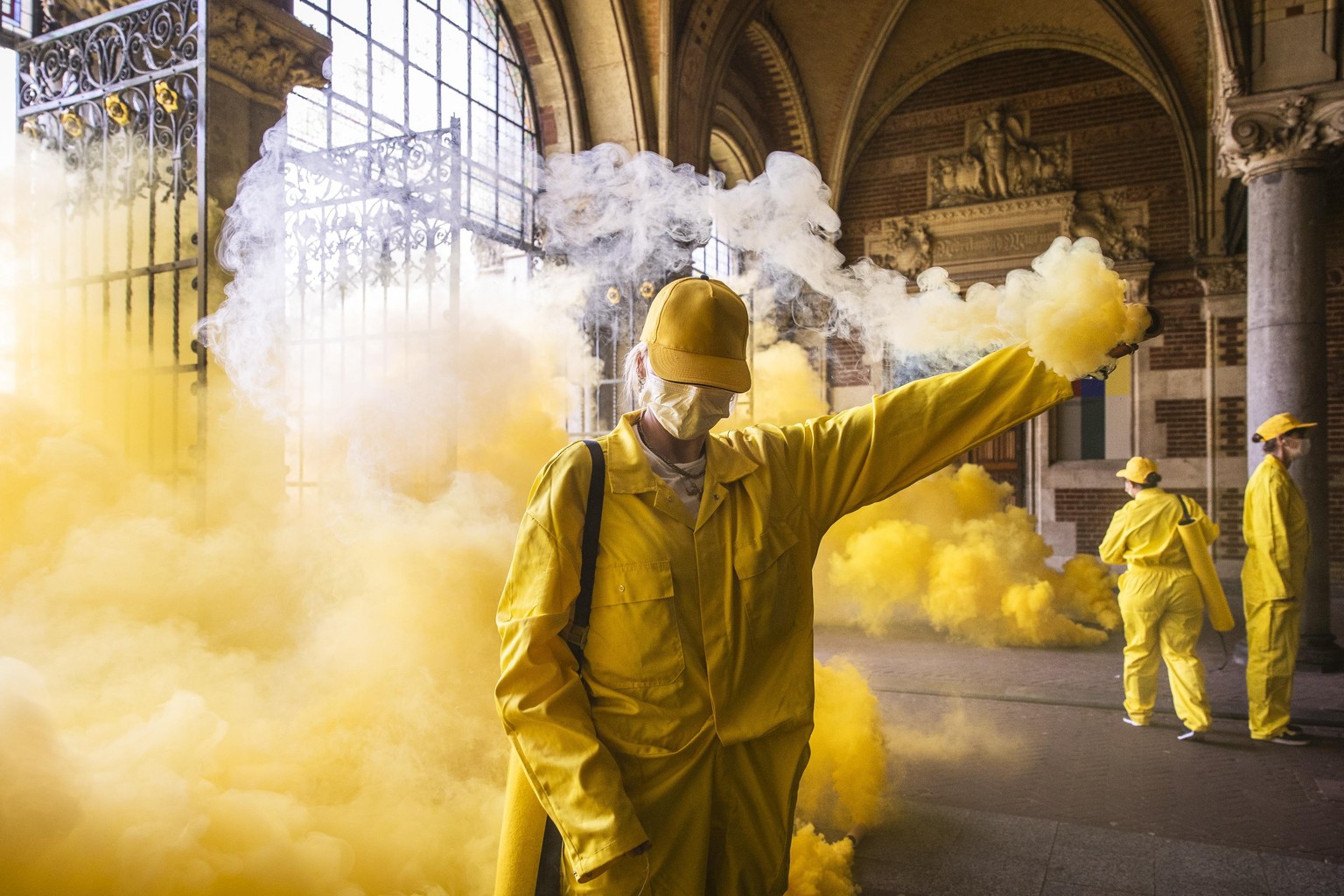 epaselect epa11590782 Climate activists from the Extinction Rebellion block passage at the Rijksmuseum in Amsterdam, the Netherlands, 07 September 2024. The Extinction Rebellion calls for the terminat ...