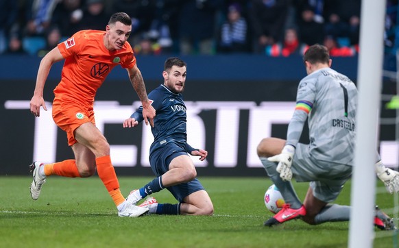 02.12.2023, Fussball, Saison 2023/2024, 1. Bundesliga, 13. Spieltag, VfL Bochum 1848 - VfL Wolfsburg, v. l. Cedric Zesiger VfL Wolfsburg, Matus Bero VfL Bochum 1848, Koen Casteels VfL Wolfsburg, Bochu ...