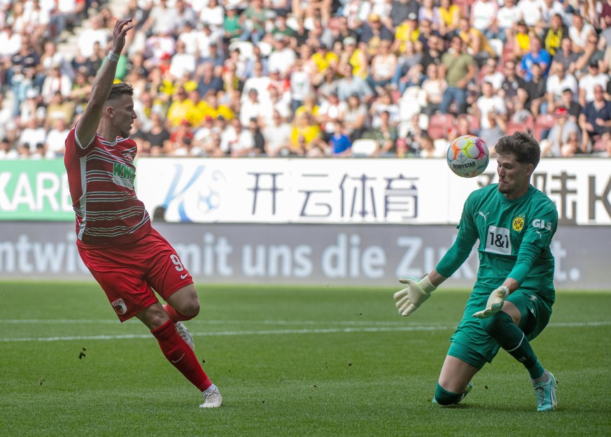 21.05.2023, Bayern, Augsburg: Fu�ball: Bundesliga, FC Augsburg - Borussia Dortmund, 33. Spieltag in der WWK-Arena. Augsburgs Emedin Demirovic (l) scheitert an Dortmunds Torwart Gregor Kobel. Foto: Ste ...