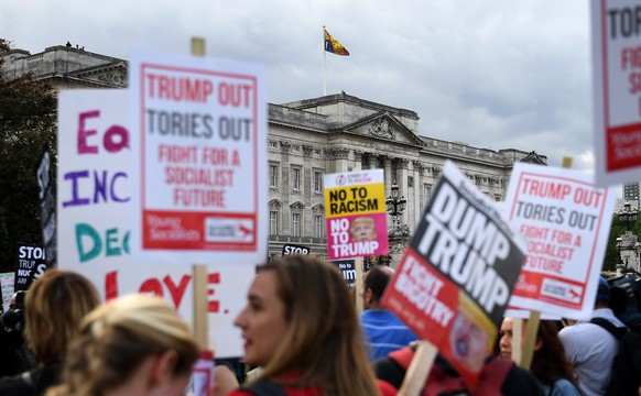 epa07623083 Anti Trump protesters outside Buckingham Palace in central London, Britain, 03 June 2019. US President Trump and his wife Melania are on a three-day official visit to Britain. EPA/ANDY RAI ...