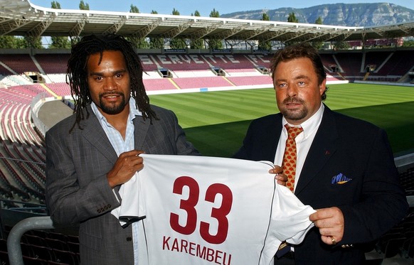 Swiss soccer club Servette&#039;s new player Christian Karembeu, left, former Olympiacos, Real Madrid, Nantes and French International defender, poses for the photographers with his new jersey togethe ...
