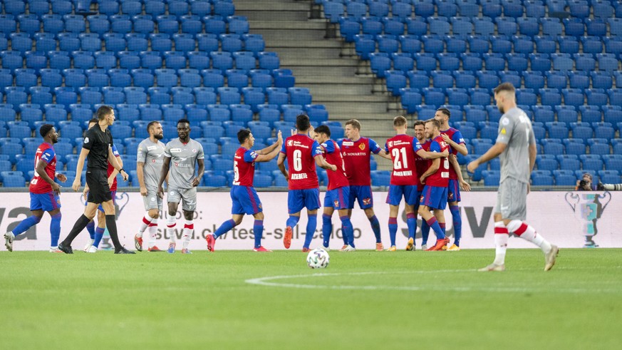 Basels Spieler jubeln nach dem 1:0 im Fussball Schweizer Cup Halbfinal zwischen dem FC Basel 1893 und dem FC Winterthur im Stadion St. Jakob-Park in Basel, am Dienstag, 25. August 2020. (KEYSTONE/Geor ...