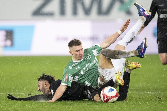 Oscar Clemente (GC), links, gegen Christian Witzig (SG) im Fussball Meisterschaftsspiel der Swiss Super League zwischen dem FC St. Gallen (FCSG) und dem Grasshopper Club Zuerich (GC), am Samstag, 14.  ...