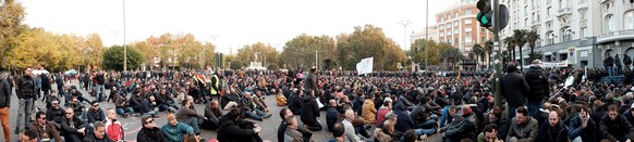 epa06357705 Taxi drivers protest in Madrid, Spain, 29 November 2017, during a strike called by taxis drivers against the public administration and to demand the observance of the law for VTC (Tourism  ...