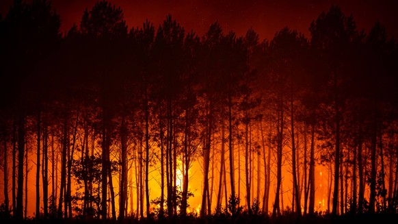 <p>Auch in der Nacht auf Montag, den 27. Juli 2026, brennen die Flammen im französischen Département Gironde weiter.</p>