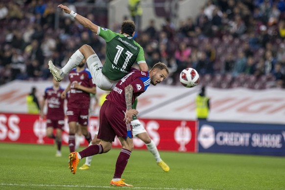 L&#039;attaquant st-gallois Julian von Moos, gauche, lutte pour le ballon avec le defenseur genevois Steve Rouiller, droite, lors de la rencontre de football de Super League entre le Geneve Servette F ...