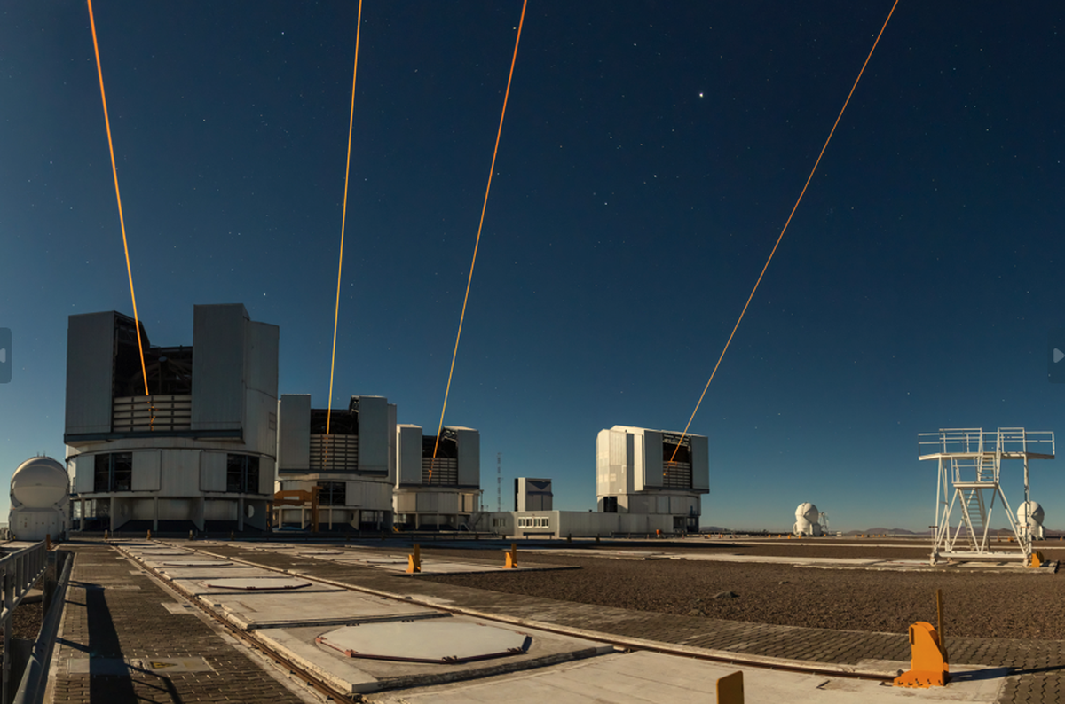 Very Large Telescope in Chile: Vier Laserstrahlen werden in den Nachthimmel geschossen.