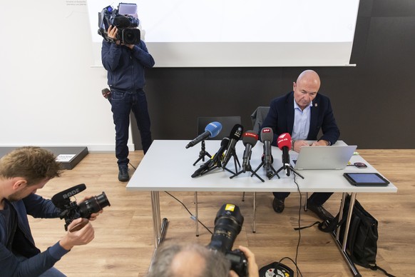 Denis Vaucher, Director National und Swiss League, kurz vor Beginn der Medienkonferenz nach einer ausserordentlichen Ligaversammlung ueber das weitere Vorgehen hinsichtlich der bevorstehenden Playoffs ...