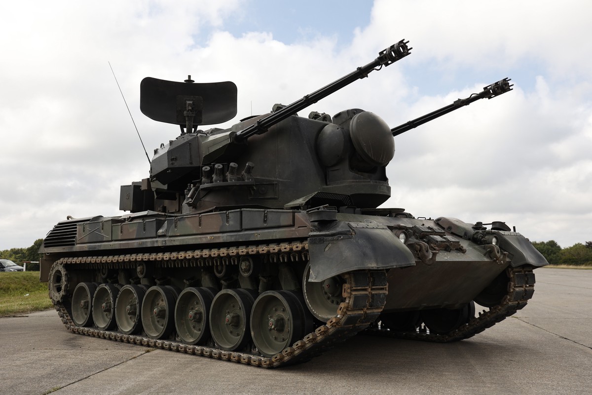 epa10137719 An anti-aircraft gun tank Gepard during Chancellor Scholz's visit to a training facility of the arms-maker Krauss-Maffei Wegmann at the Putlos military training area in Oldenburg in H ...