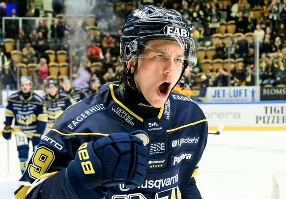 241026 HV71s Jamiro Reber jublar efter 1-1 under ishockeymatchen i SHL mellan HV71 och Lulea den 26 oktober 2024 i J