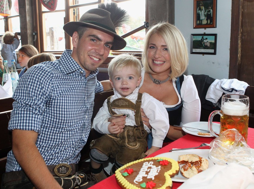 Ein seltenes Bild: Philipp Lahm mit Frau Claudia und Söhnchen Julian.