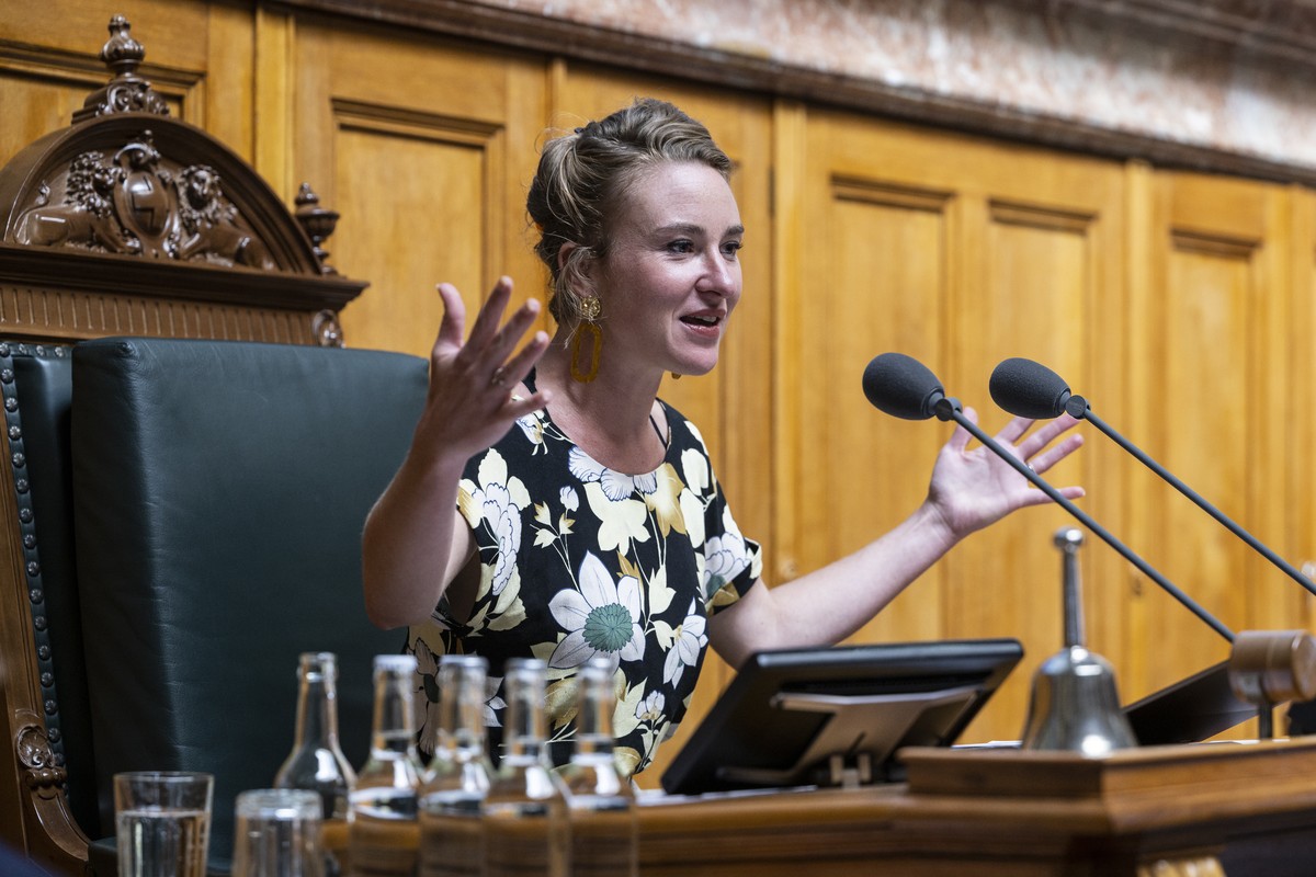 Nationalratspraesidentin Irene Kaelin, GP-AG, diskutiert kurz vor Sitzungsbeginn mit einem Ratsmitglied, am ersten Tag der Herbstsession der Eidgenoessischen Raete, am Montag, 12. September 2022 im Na ...