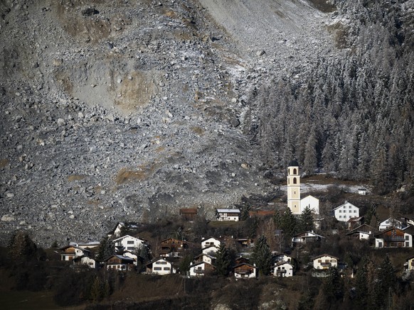 KEYPIX - Blick auf Brienz-Brinzauls, am Donnerstag, 27. November 2025. Das Dorf ist seit November 2024 erneut evakuiert aufgrund des drohenden Bergsturzes. Im Juni 2023 war es knapp von einem Schuttst ...