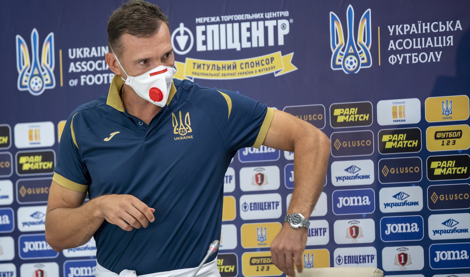 epa08641783 Ukraine&#039;s head coach Andriy Shevchenko wears a protective face mask during a press conference at the Lviv Arena stadium in Lviv, Ukraine, 02 September 2020. Ukraine will face Switzerl ...