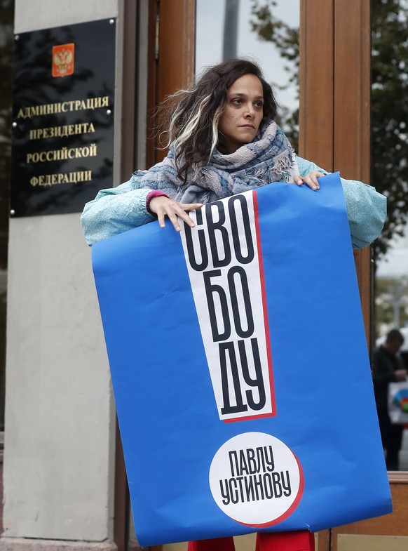 epa07850726 A woman holds a poster saying &#039;Freedom to Pavel Ustinov&#039; near the Russian presidential administration building in Moscow, Russia, 18 September 2019, as she takes part in single p ...