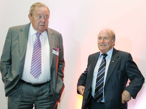 UEFA Präsident Lennart Johansson (Schweden, li.) und FIFA Präsident Joseph S. Blatter (Schweiz) anläßlich eines internationalen Symposiums der FIFA und der UEFA Konferenz für Nationaltrainer - PUBLICA ...