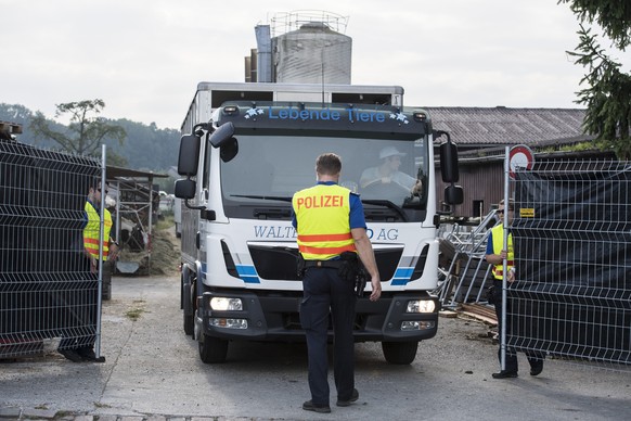 Die Polizei sichert die ersten Tiere vom Hof von Ulrich K., der wegen der Quaelerei von Pferden unter Verdacht steht, aufgenommen am Dienstag, 8. August 2017, in Hefenhofen. (KEYSTONE/Ennio Leanza)