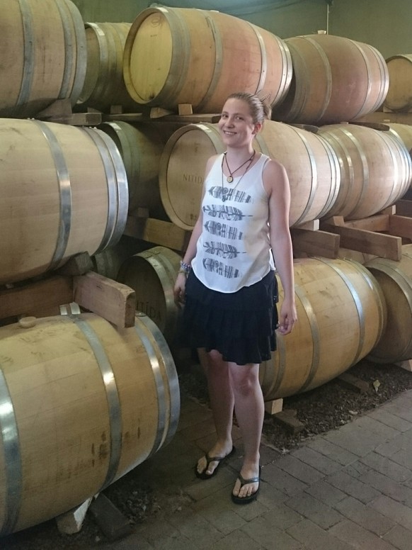 Gina Canal in einem Weinkeller in Südafrika.