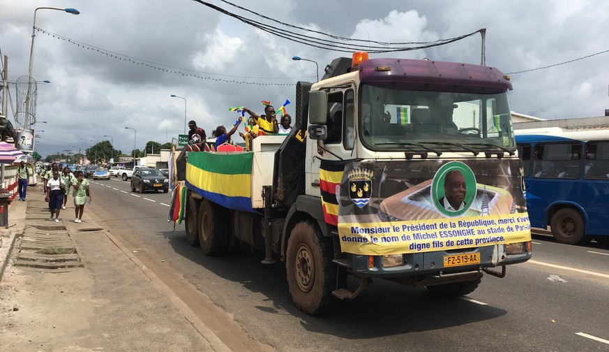 So versuchte Bongo (Bild vorne auf dem Lastwagen) die Zuschauer in Port-Gentil in die Stadien zu locken. Ein Party-Lastwagen sorgt in den Stunden vor dem Spiel in der Stadt für Stimmung.