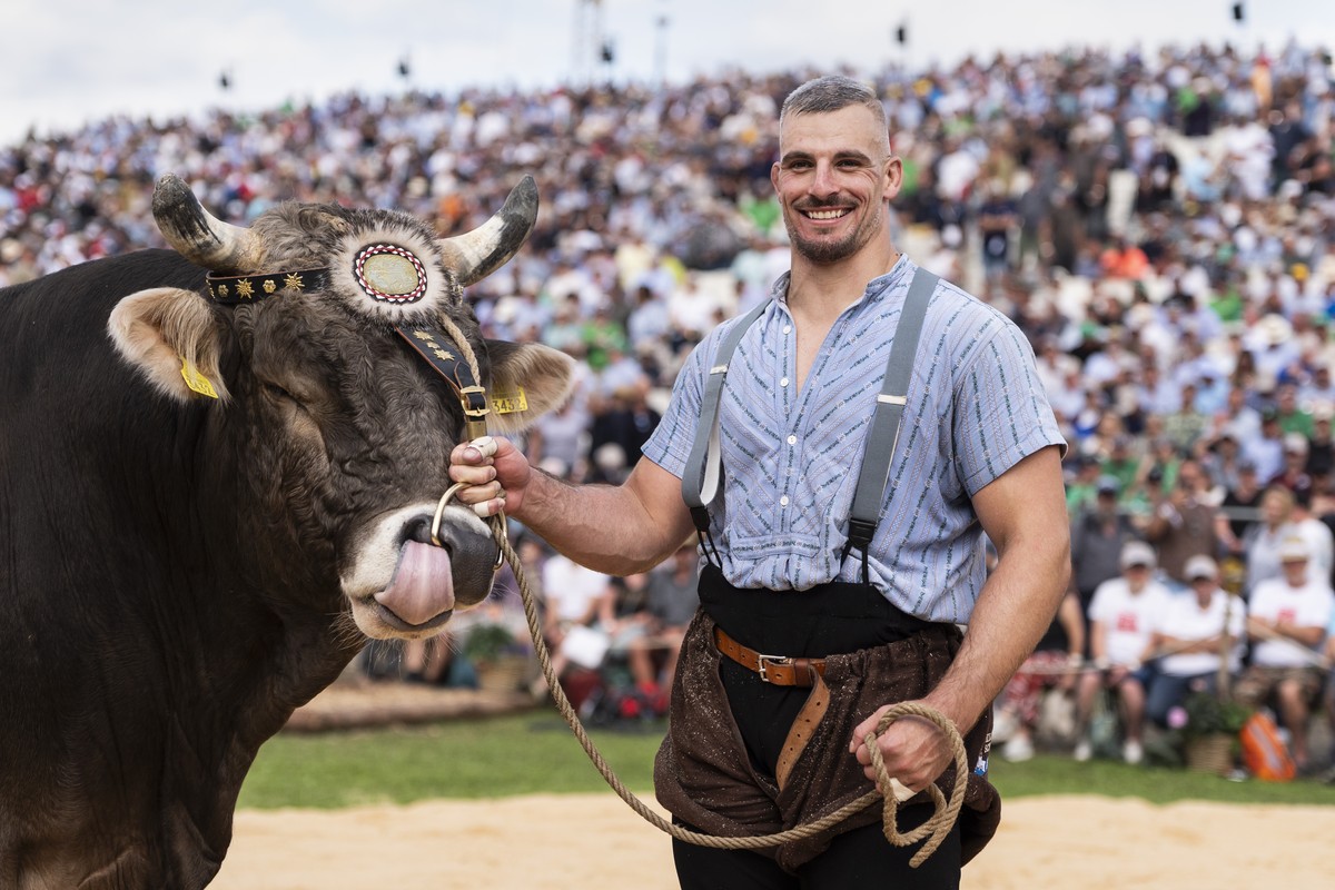 Festsieger Samuel Giger strahlt mit dem Siegermuni Ultimo nachdem er im Schlussgang Marcel Bieri besiegt hat, am Kilchberger Schwinget 2026 in Kilchberg, Kanton Zuerich, am Samstag, 5. September 2026. ...