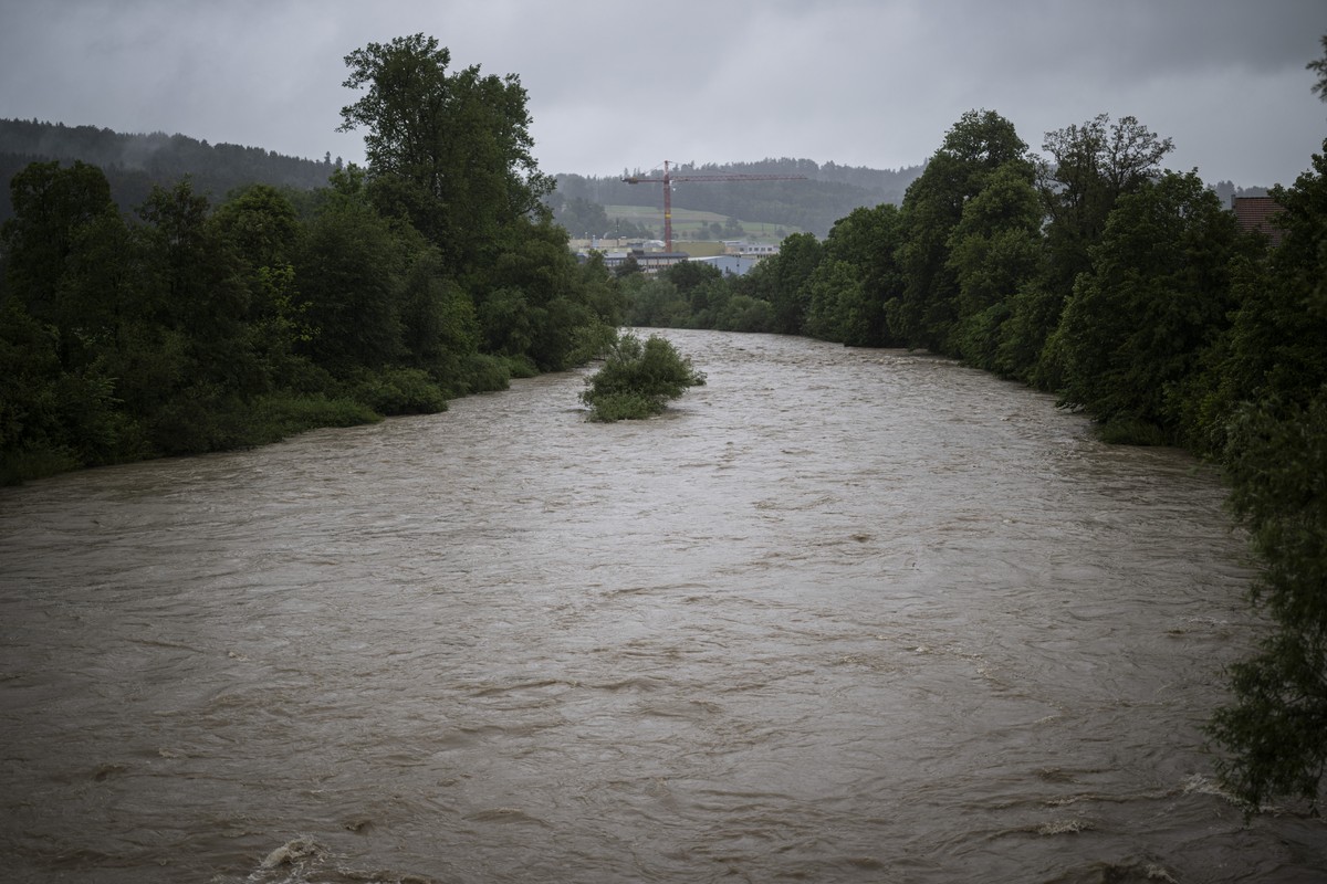 Die Thur bei hohem Pegelstand, aufgenommen am Freitag, 31. Mai 2024, in Bischofszell. Mehrere Gewaesser in der Ostschweiz fuehren wegen der starken Regenfaelle viel Wasser. (KEYSTONE/Gian Ehrenzeller) ...