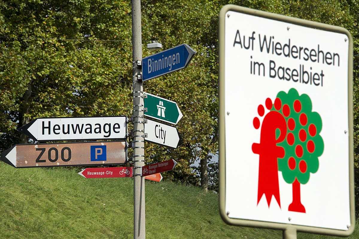 An die Kantonsgrenzen erinnern hauptsächlich Schilder, dennoch liegen zwischen BL und BS Welten.