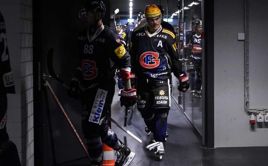 Gotterons Dave Sutter, links, Gotterons Chris Didomenico, Mitte, und der Gotterons Top Scorer Sandro Schmid, rechts, kommen aus der Garderobe, beim Eishockey Meisterschaftsspiel der National League A  ...