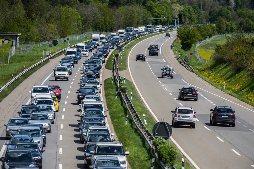 Der Pfingst-Rueckreiseverkehr Richtung Norden staut sich auf der Autobahn A2 vor dem Suedportal des Gotthard-Tunnels bis auf sechs Kilometer mit einer Wartezeit von etwa anderthalb Stunden, hier auf d ...