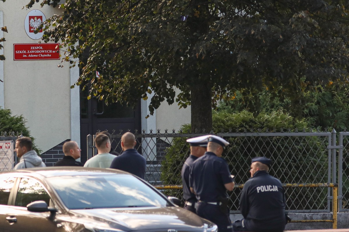 epa13287474 Emergency service vehicles and police officers at the secene of a knife attack at the Adam Chetnik Vocational School Complex No. 4 in Ostroleka, Poland, 07 October 2026. According to local ...
