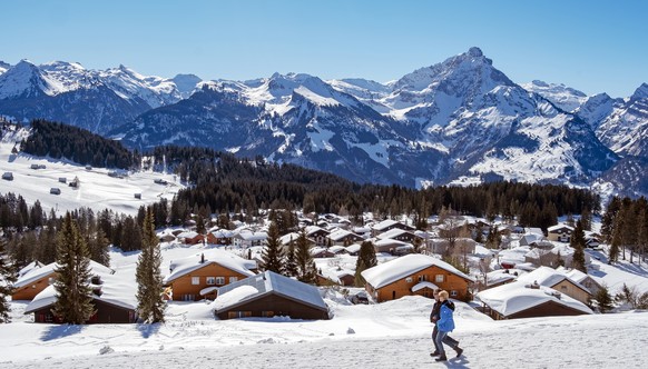 Winterspaziergang oberhalb Arvenbuehl (1273m) bei Amden (SG) am Sonntag, 17. Februar 2019. (KEYSTONE/Walter Bieri)