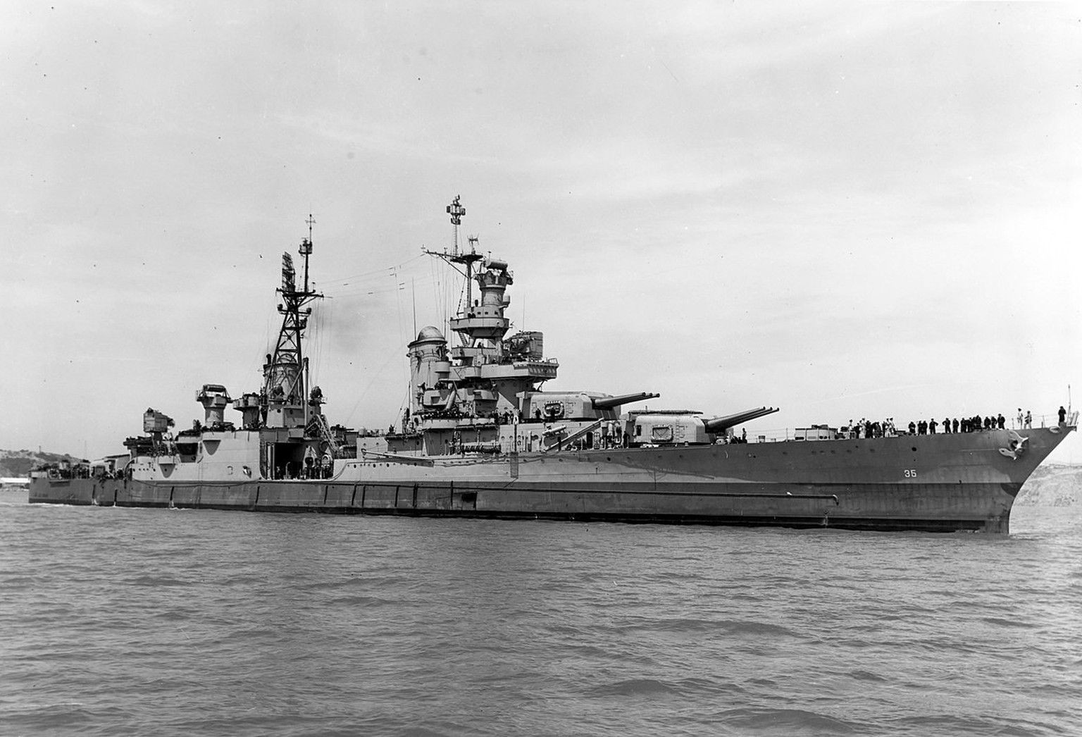 Die USS Indianapolis am 10. Juli 1945 vor der Küste Kaliforniens - 20 Tage vor der Versenkung. 
https://de.wikipedia.org/wiki/USS_Indianapolis_(CA-35)#/media/Datei:USS_Indianapolis_(CA-35)_off_the_Mar ...
