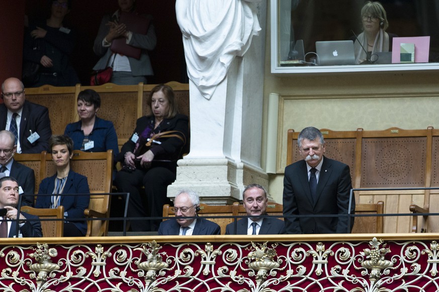 Laszlo Kover, Praesident des Ungarischen Parlaments, rechts, steht auf der Tribuene des Nationalrats, waehrend der Fruehlingssession der Eidgenoessischen Raete, am Mittwoch, 20. Maerz 2019 in Bern. (K ...