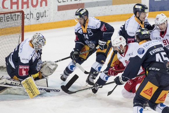 Torhueter Tobias Stephan, links, von Zug im Spiel gegen Torrey Mitchell, rechts, von Lausanne beim Eishockey Meisterschaftsspiel in der Qualifikation der National League zwischen dem EV Zug und dem HC ...