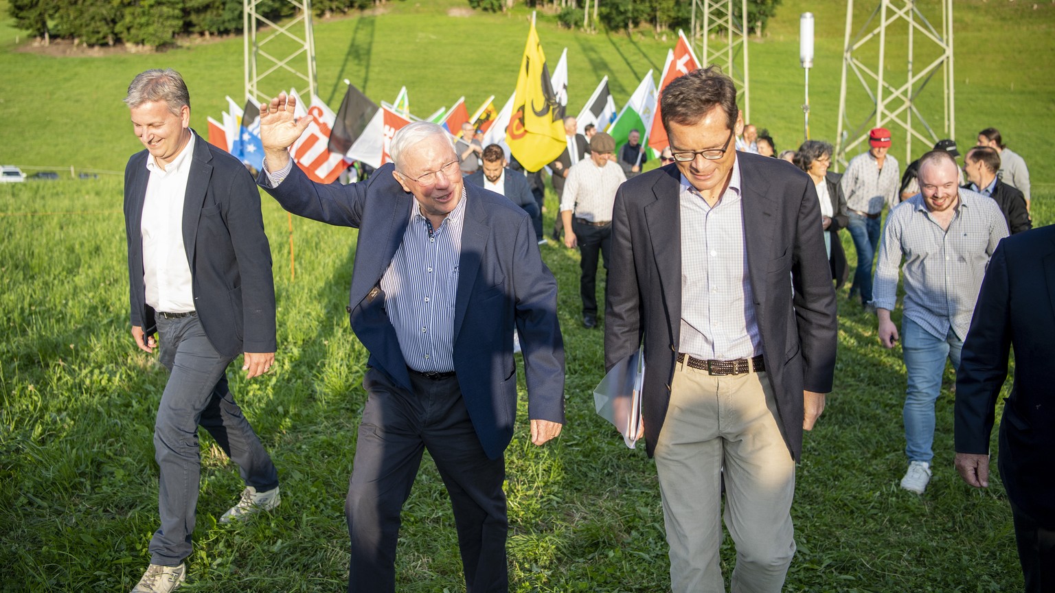 Marco Chiesa, Christoph Blocher und Roger Koeppel, von links, beim Einmarsch anlaesslich einer SVP Feier zum Ende des EU-Rahmenabkommen am Samstag, 26. Juni 2021 in Morschach. (KEYSTONE/Urs Flueeler).
