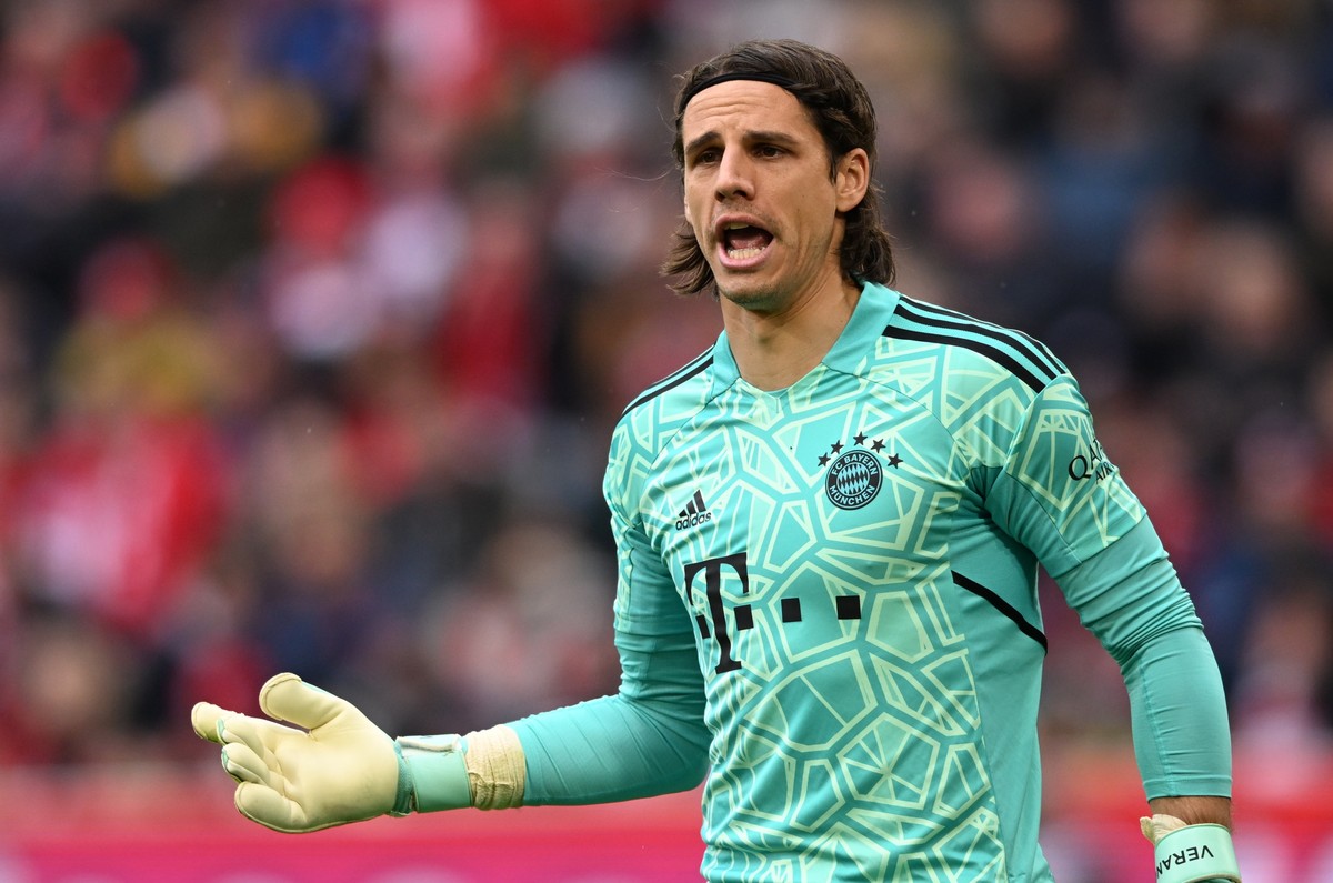epa10573727 Munich's goalkeeper Yann Sommer reacts during the Bundesliga soccer match between FC Bayern Munich and SG Hoffenheim in Munich, Germany, 15 April 2023. EPA/FILIP SINGER CONDITIONS - A ...