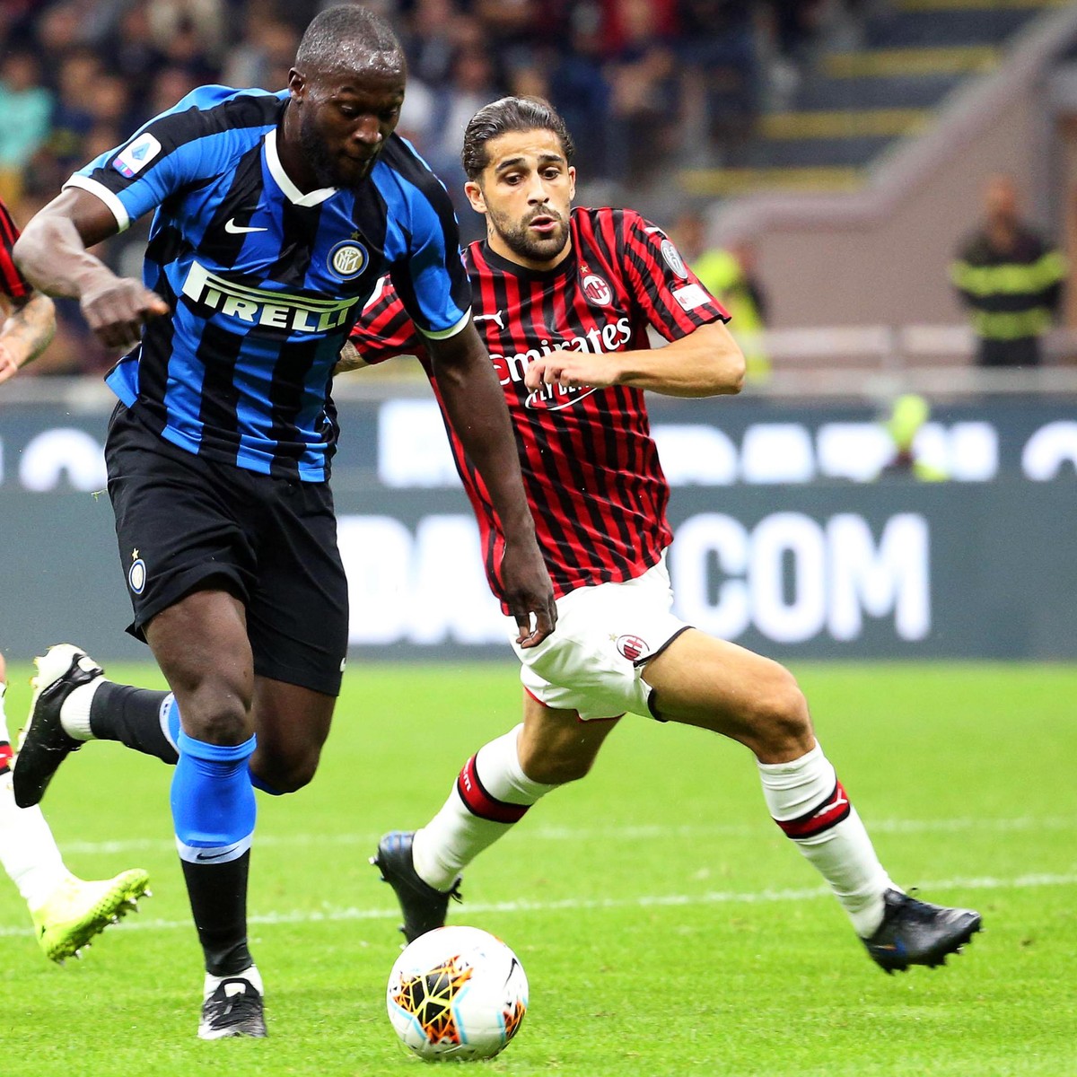 epa07860002 Milan's Ricardo Rodriguez (R) in action against Inter's Romelu Lukaku (C) during the Italian Serie A soccer match between AC Milan and Inter Milan at Giuseppe Meazza stadium in M ...