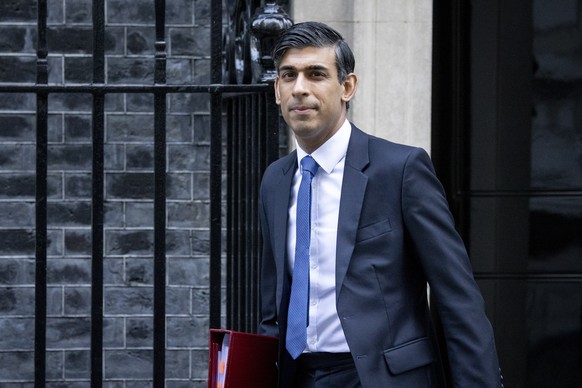 epa10413168 British Prime Minister Rishi Sunak departs his official residence at 10 Downing Street to appear at Prime Minister&#039;s Questions (PMQs) at the Parliament in London, Britain, 18 January  ...