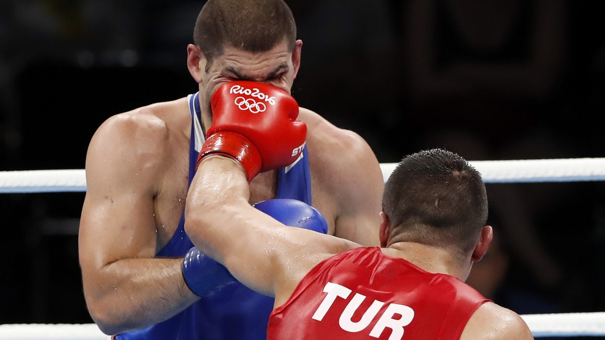 epa05480930 Ali Eren Demirezen of Turkey (red) competes with Filip Hrgovic (blue) of Croatia during the men's Super Heavy +91kg preliminary match of the Rio 2016 Olympic Games Boxing events at th ...