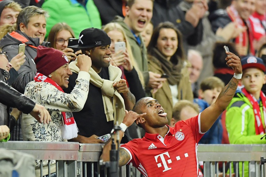 22.10.2016; Muenchen; Fussball Bundesliga - FC Bayern Muenchen - Borussia Moenchengladbach; Torschuetze Douglas Costa (Bayern) jubelt nach dem 2:0 (Sebastian Widmann/Witters/freshfocus)