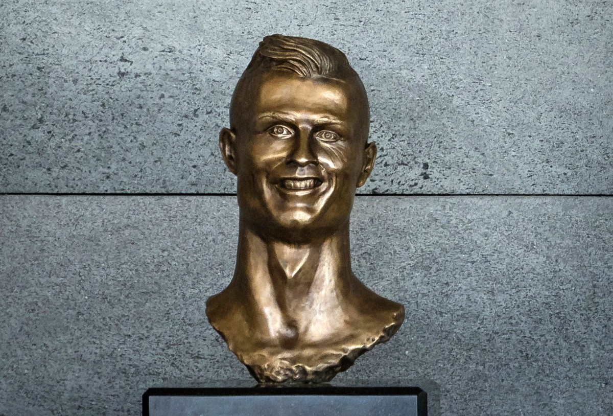 epaselect epa05877450 The bust of Portuguese soccer player Cristiano Ronaldo pictured during a naming event at Madeira's airport in Santa Cruz, Madeira island, Portugal, 29 March 2017. The Madeir ...