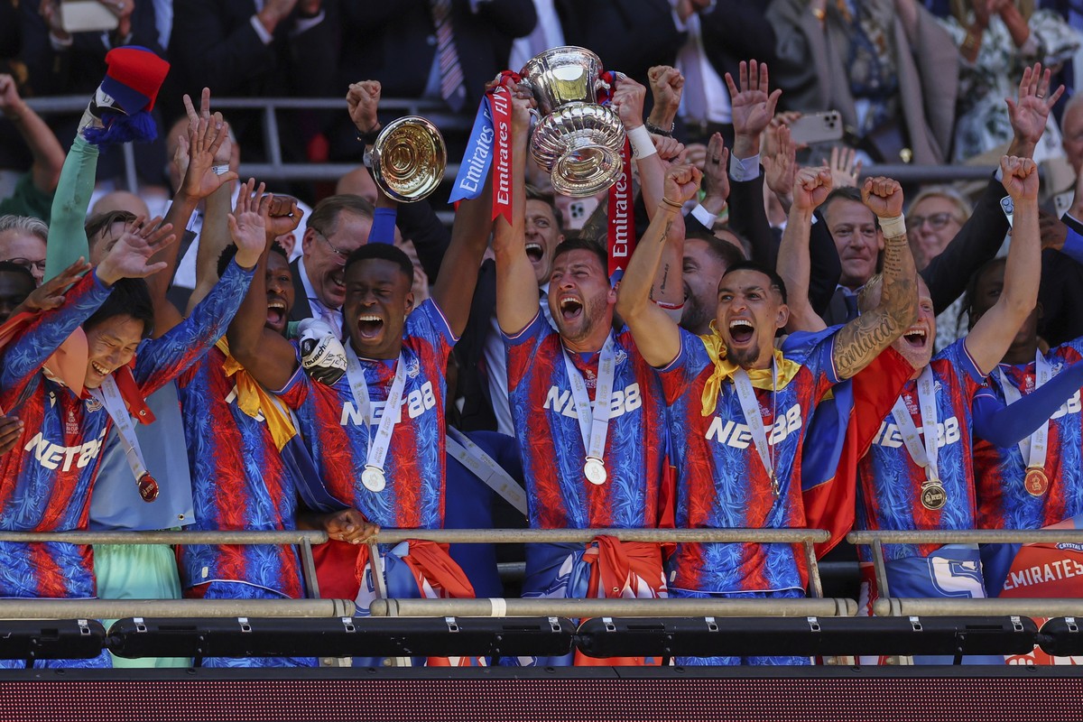 Crystal Palace players lift the trophy after the FA Cup final between Manchester City and Crystal Palace at the Wembley Stadium in London, Saturday, May 17, 2025. (AP Photo/Ian Walton)
Britain Soccer  ...