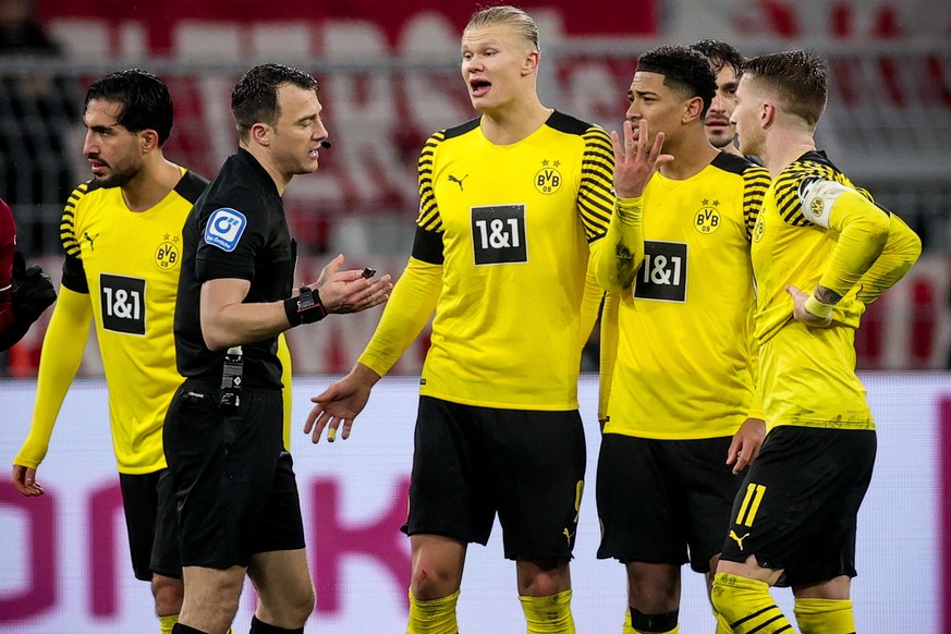 epa09622051 Dortmund players argue with referee Felix Zwayer (2-L) during the German Bundesliga soccer match between Borussia Dortmund and FC Bayern Muenchen in Dortmund, Germany, 04 December 2021. EP ...