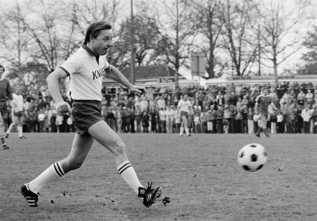 Das Circus Knie-Fussballteam spielt am 15. Mai 1977 in Zuerich gegen die Zuercher Sportjournalisten. Im Team dabei ist der Komiker Emil Steinberger, der in diesem Jahr mit dem Programm "Kniemil&q ...