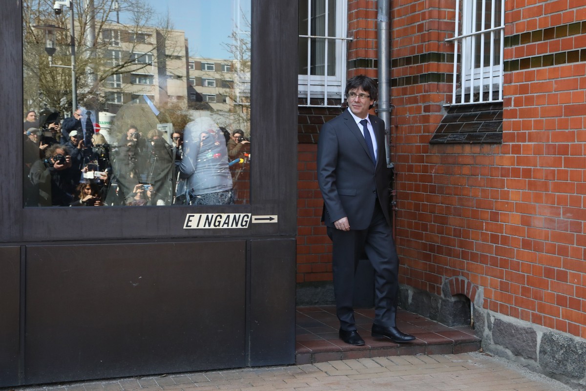 epa06649555 Former Catalan leader Carles Puigdemont leaves the 'Justizvollzugsanstalt (JVA) Neumuenster' prison in Neumuenster, Germany, 06 April 2018. The Schleswig-Holstein state's Ge ...